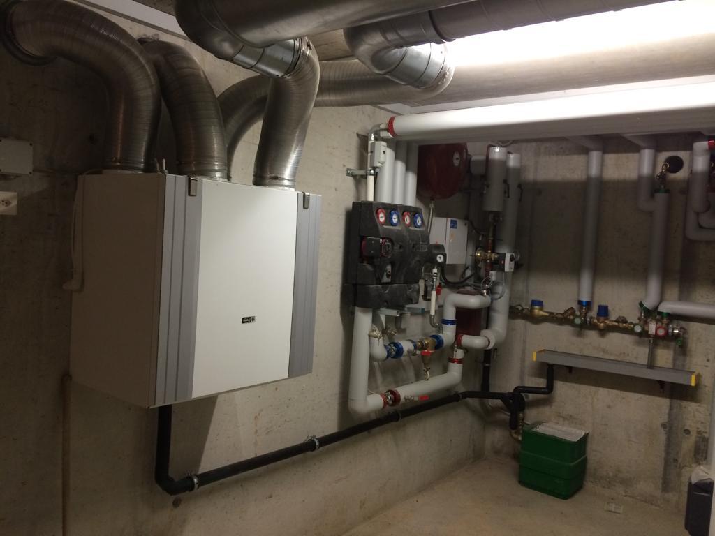 Pelletheizung mit Warmwasserspeicher im Heizraum