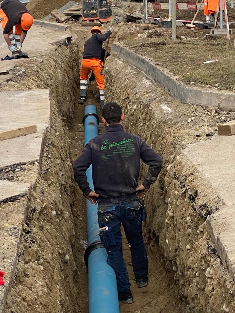 Lehrling bei der Arbeit auf der Baustelle