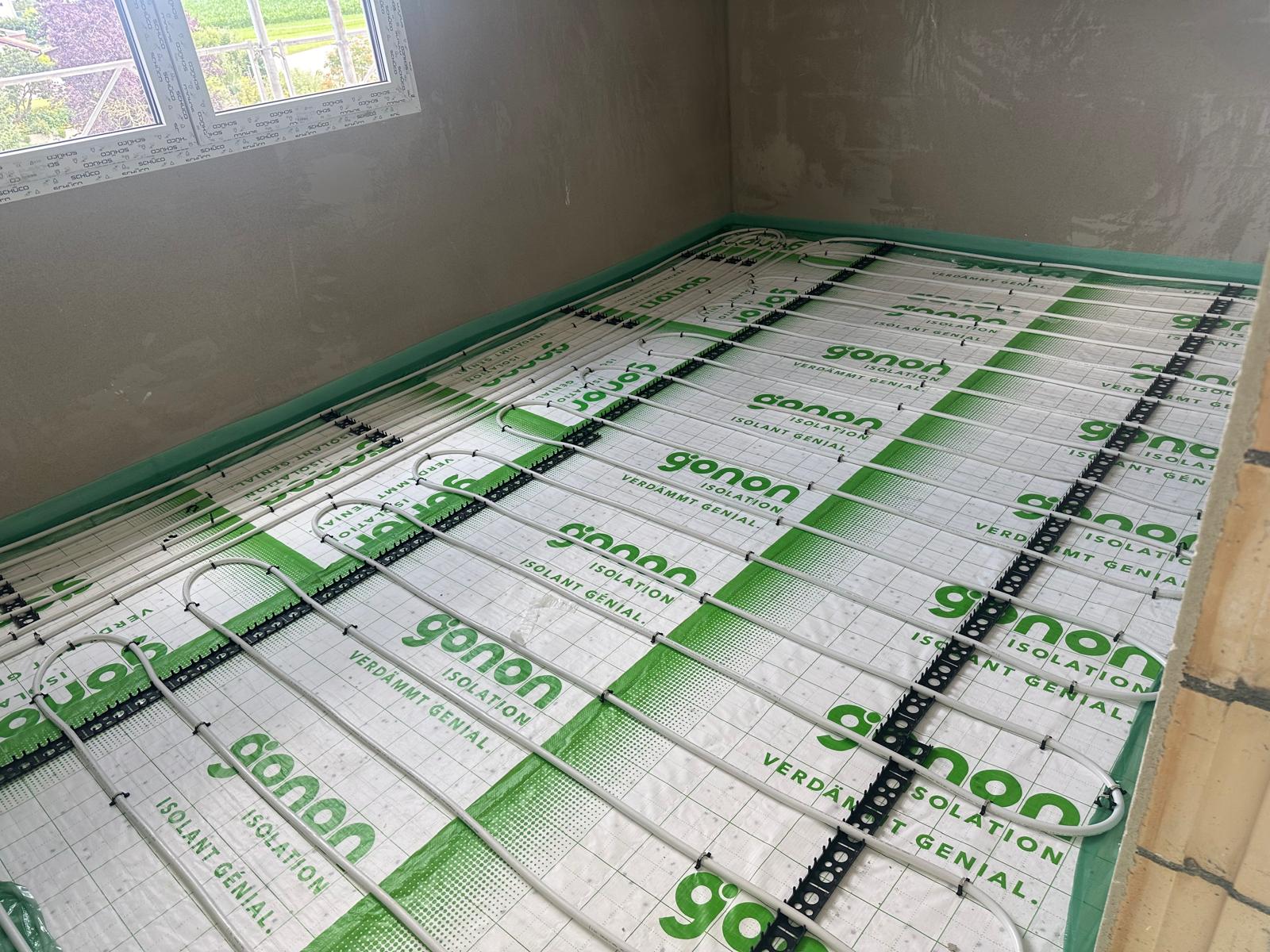 Grosser Warmwasserspeicher im Heizraum